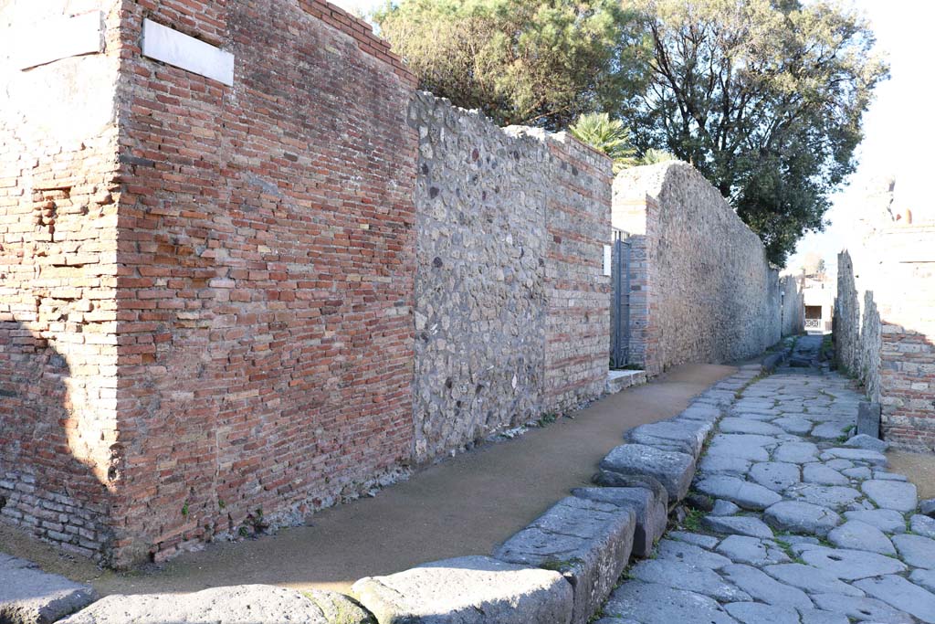 Vicolo dei Dodici Dei, (west side) on right, Pompeii. December 2018. 
Looking north from junction with Vicolo della Regina, lower left and right. Photo courtesy of Aude Durand.
