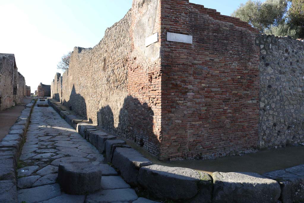Vicolo dei Dodici Dei, Pompeii, on right. December 2018. 
Looking west along Vicolo della Regina, between VIII.2 and VIII.3, from junction. Photo courtesy of Aude Durand.
