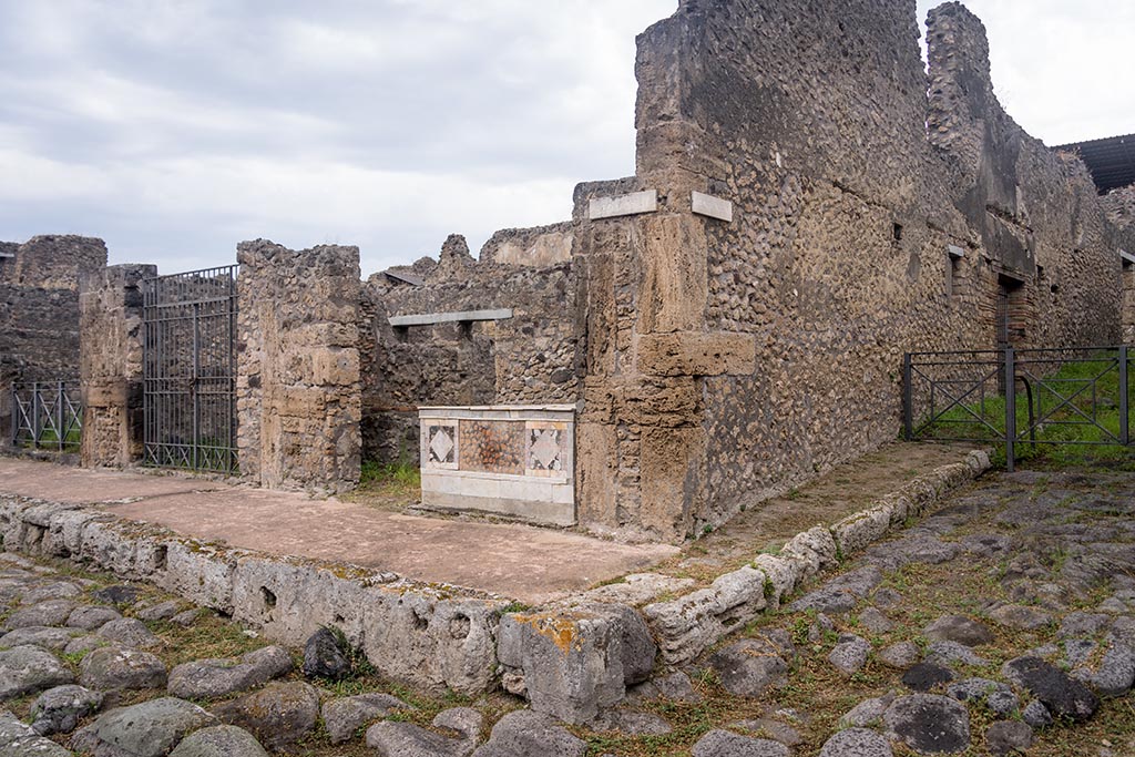 Vicolo dei Gladiatori, on right, Pompeii. July 2024. 
Looking west from junction with Via di Nola, along north side at V.4.7. Photo courtesy of Johannes Eber.
