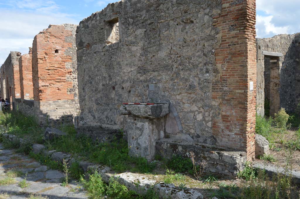 Vicolo dei Soprastanti, Pompeii. October 2018. Looking south-east towards altar at VII.7.22 on south side of roadway. 
Foto Taylor Lauritsen, ERC Grant 681269 DÉCOR.