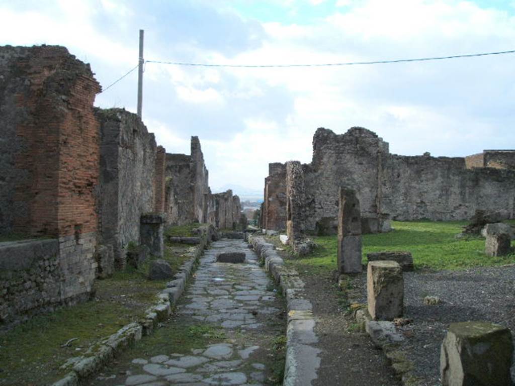 Vicolo dei Soprastanti, December 2004. Looking west between VII.7 and VII.6, from VII.6.25.