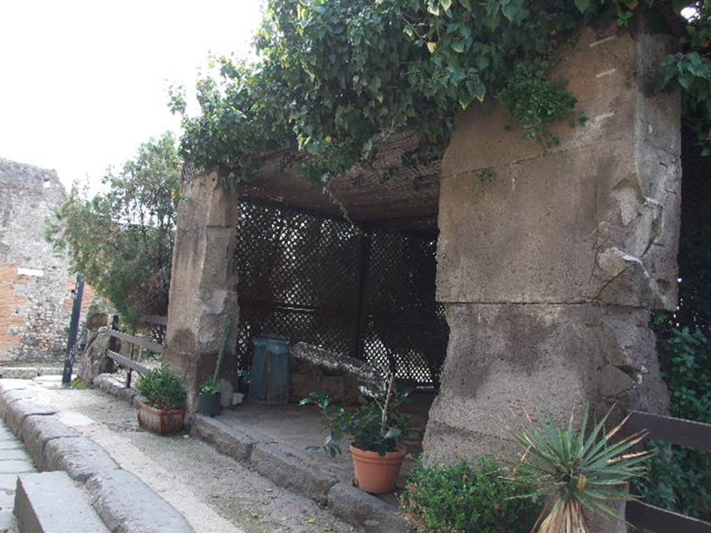 Vicolo delle Terme, west side, December 2006. Looking south to junction with Vicolo dei Soprastanti.