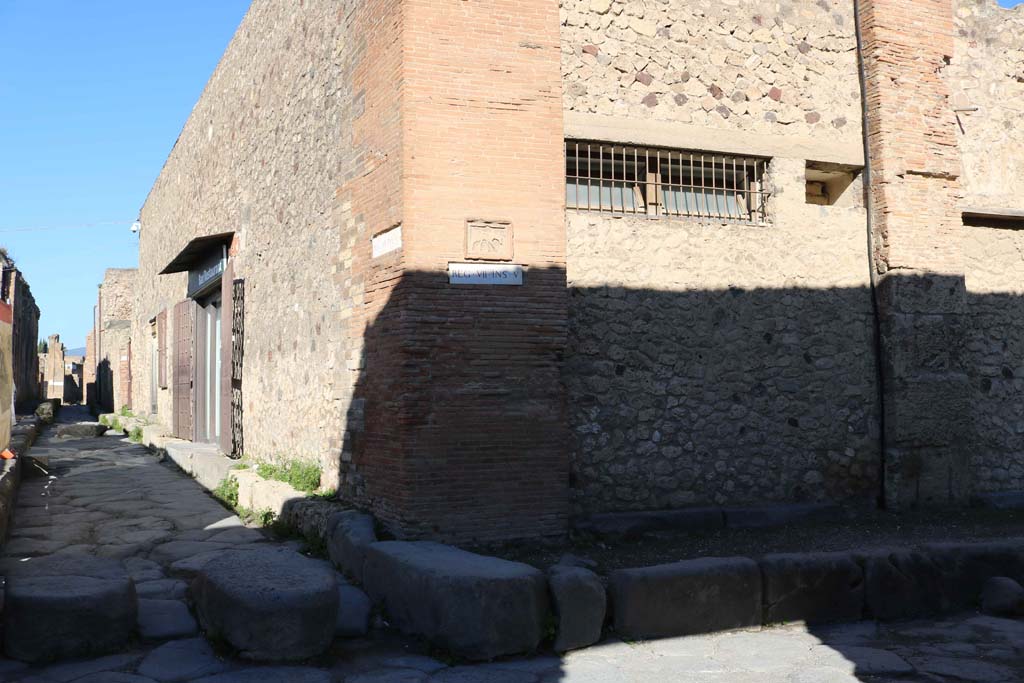 Vicolo delle Terme, on left, Pompeii. December 2018. 
Looking north from junction with Vicolo dei Soprastanti, with VII.5.14, on right. Photo courtesy of Aude Durand.
