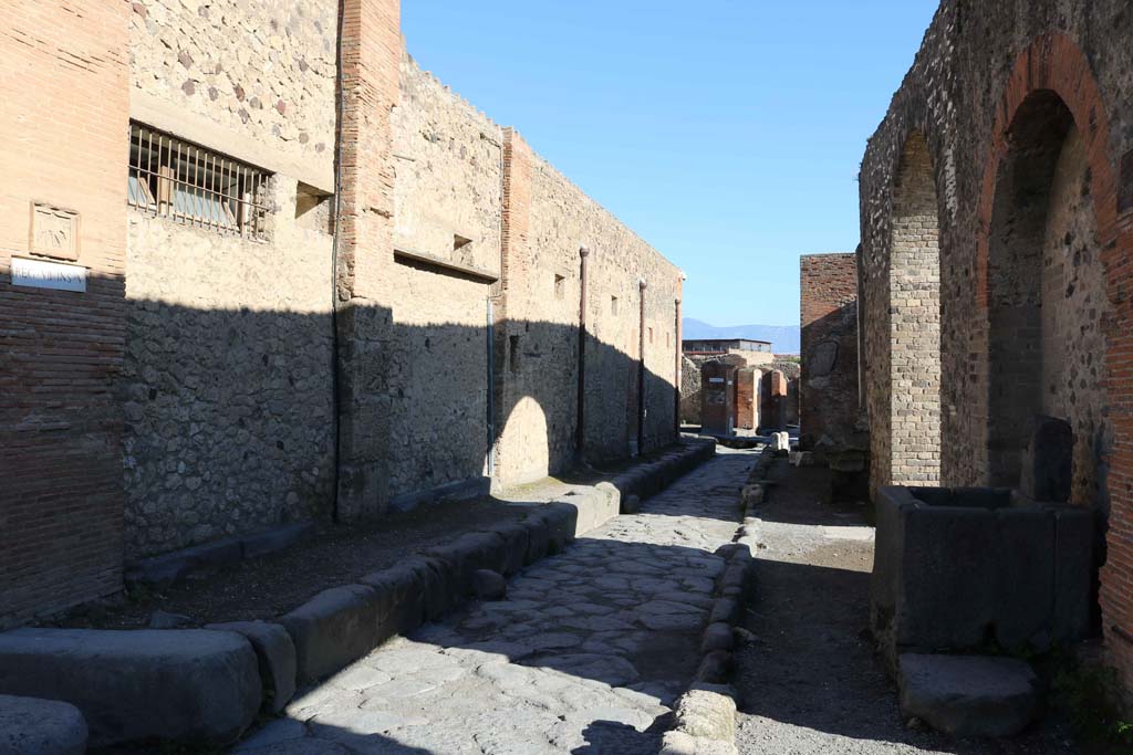 Vicolo dei Soprastanti, Pompeii. December 2018. 
Looking east between VII,5, on left and VII.8, on right. Photo courtesy of Aude Durand.