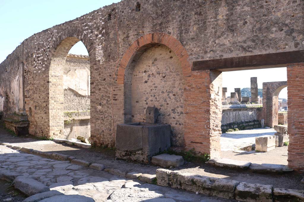 Vicolo dei Soprastanti, south side, Pompeii. December 2018. 
Looking south to Forum entrances, on Vicolo dei Soprastanti. Photo courtesy of Aude Durand.