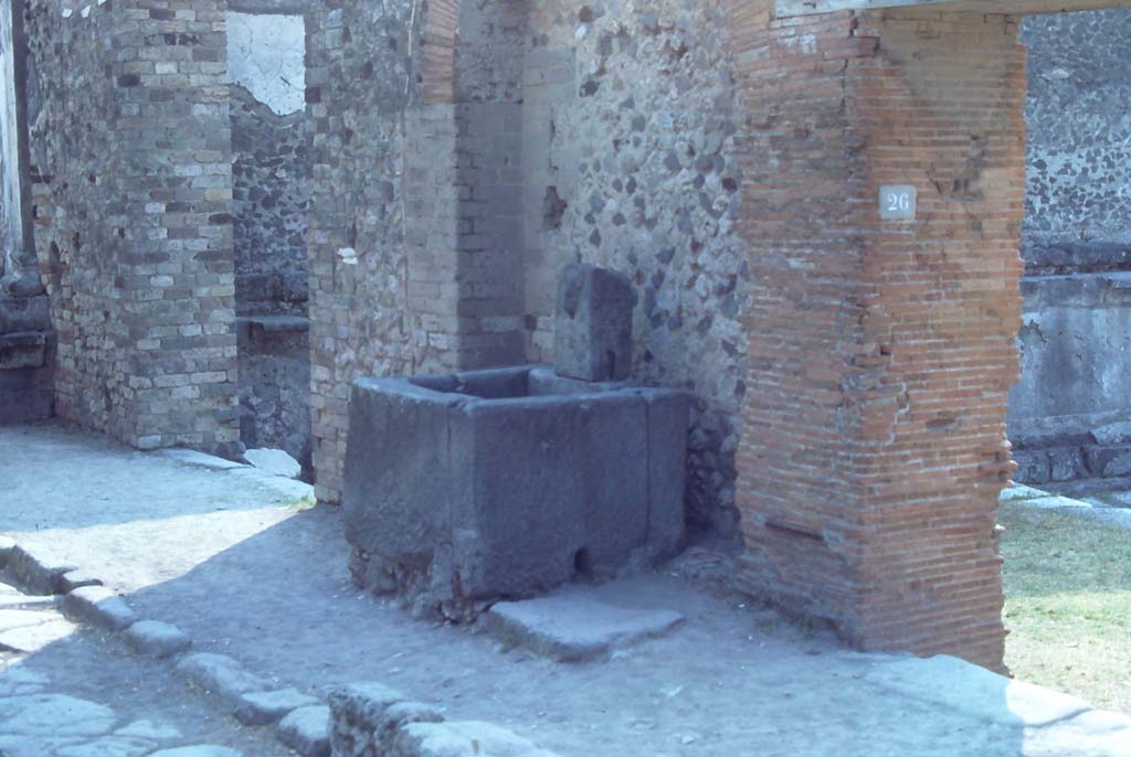 Vicolo dei Soprastanti, Pompeii, August 1976. Looking south-east towards Fountain and VII.7.26 one of two entrances to Forum,
Photo courtesy of Rick Bauer, from Dr George Fay’s slides collection.