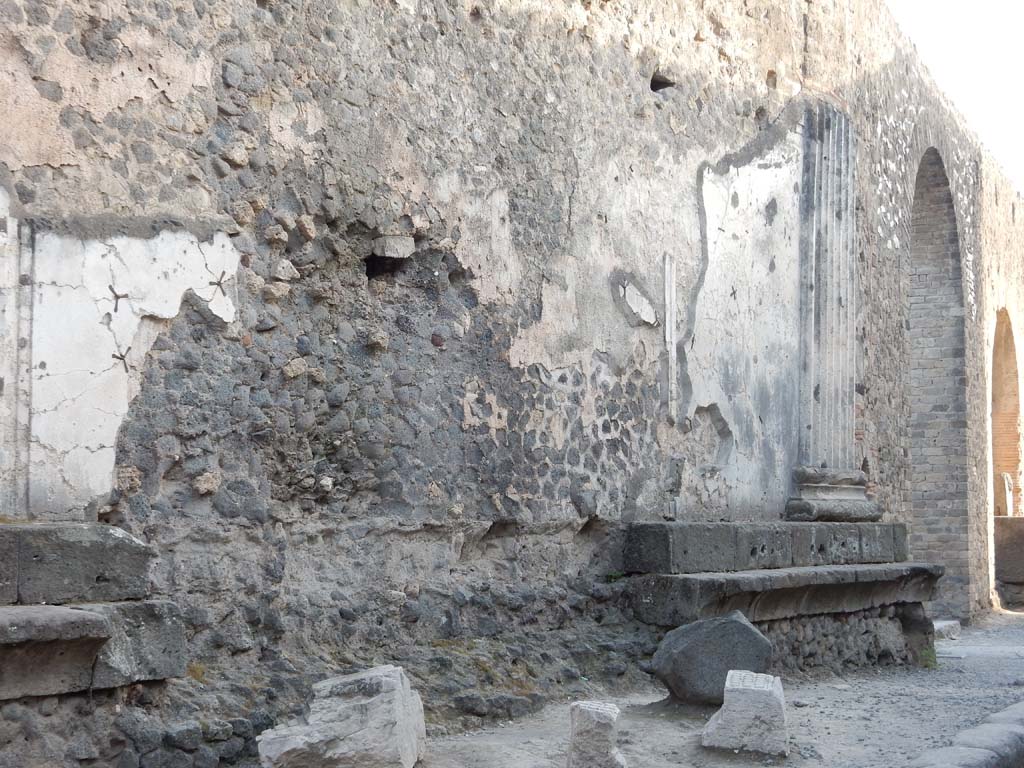 Vicolo dei Soprastanti, Pompeii. June 2019. 
Looking west along north wall of Forum towards arch near VII.8.26 and fountain, on right.
Photo courtesy of Buzz Ferebee.
Photo courtesy of Buzz Ferebee.