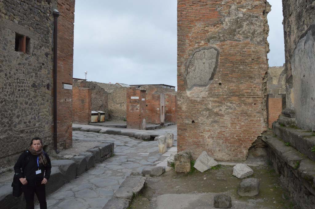 Vicolo dei Soprastanti, Pompeii. March 2019. 
Looking east towards junction with Via del Foro, in the centre on the left, and Via degli Augustali, in the centre straight ahead.
Foto Taylor Lauritsen, ERC Grant 681269 DÉCOR.