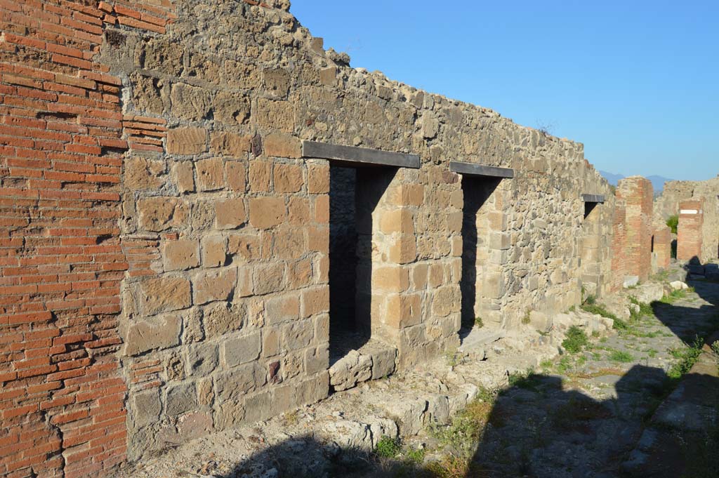 Vicolo del Balcone Pensile, north side, Pompeii. October 2017. 
Looking east from VII.9.41 and VII.9.40 on Vicolo del Balcone Pensile towards junction with Vicolo di Eumachia, on right.
Foto Taylor Lauritsen, ERC Grant 681269 DÉCOR