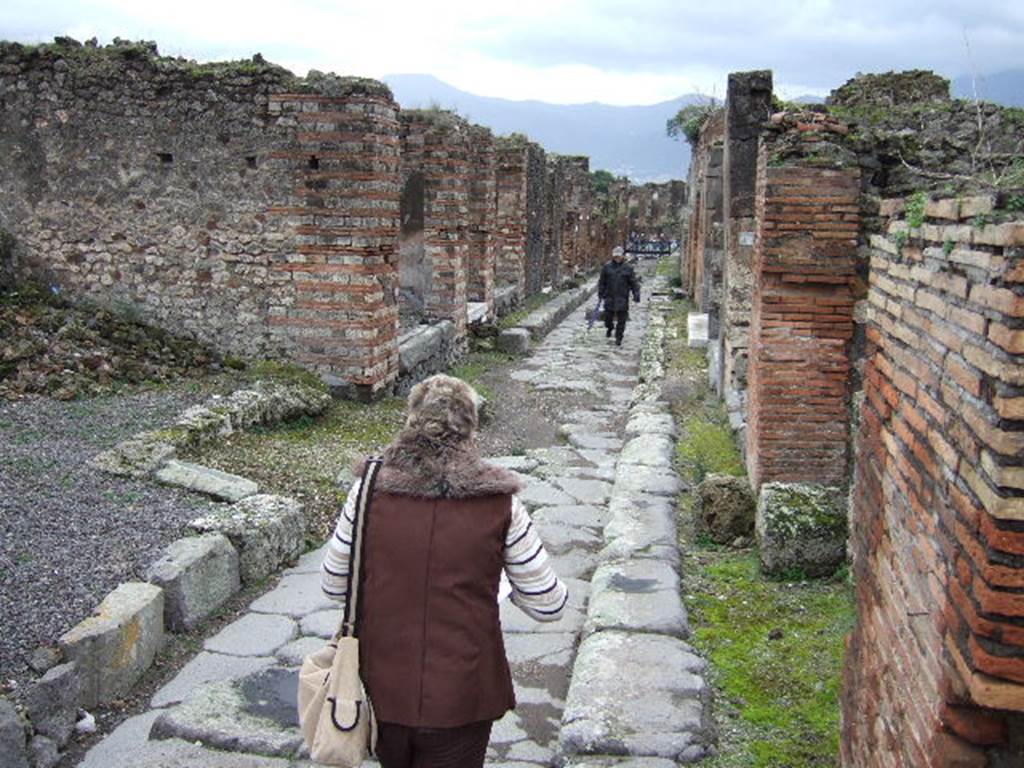 Vicolo di Eumachia between VII.10 and VII.9. Looking south from crossroads. December 2005.