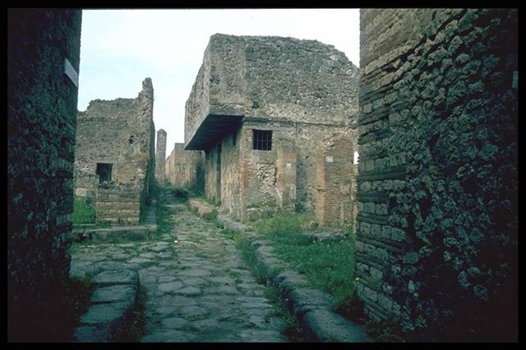 Vicolo del Balcone Pensile between VI.11 and VII.12. Looking west past junction with Vicolo della Maschera. Photographed 1970-79 by Günther Einhorn, picture courtesy of his son Ralf Einhorn.
