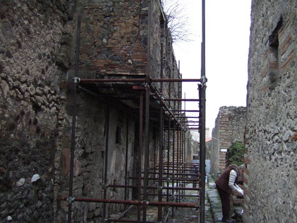 Vicolo del Balcone Pensile between VII.12 and VII.10. Looking east to junction with Vicolo della Maschera. December 2005.