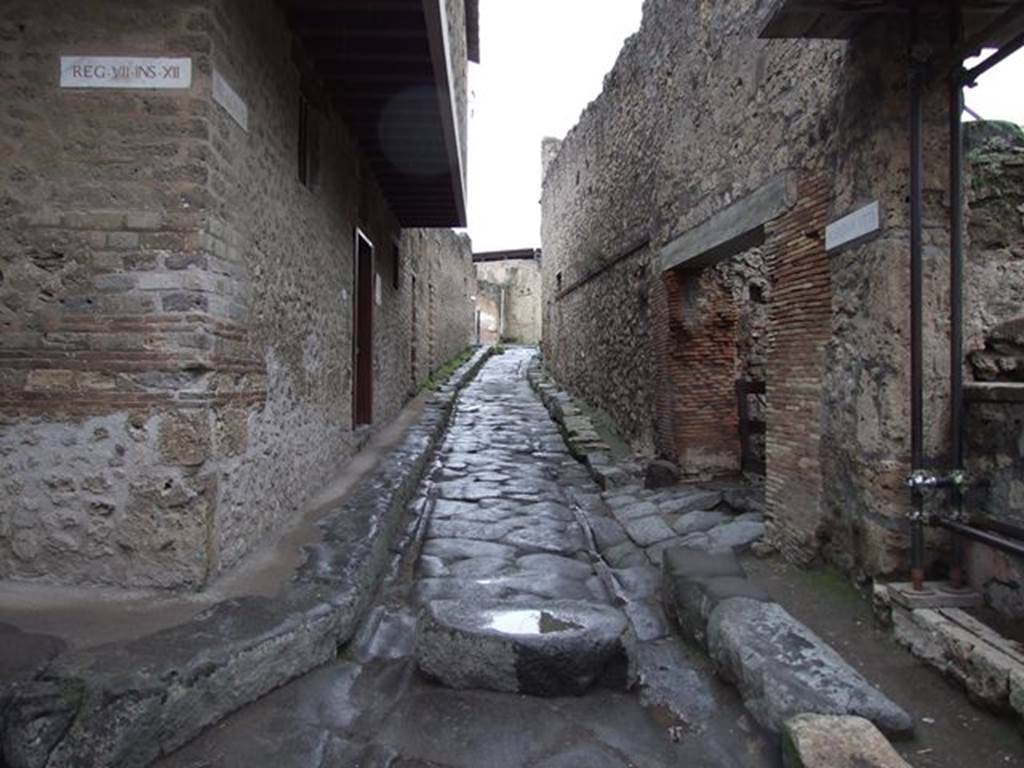 Vicolo del Lupanare between VII.12 and VII.1. December 2006. Looking north from junction with Vicolo del Balcone Pensile (on left).