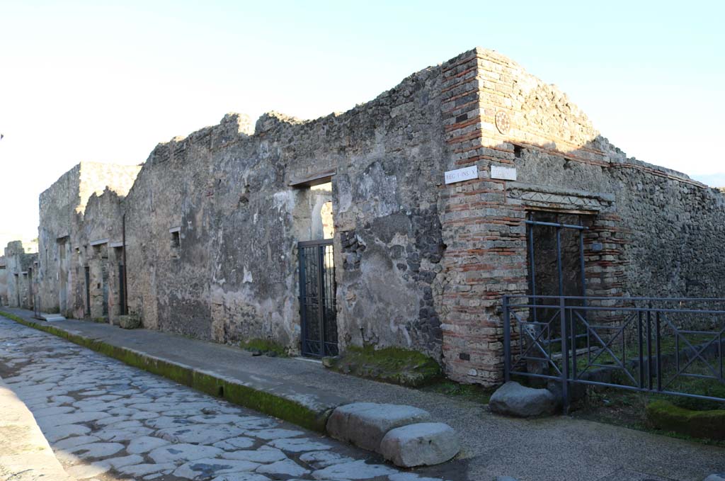 Vicolo del Citarista, and doorway to I.10.9, on right. December 2018. 
Looking east along Vicolo del Menandro, from I.10.1 to I.10.8. Photo courtesy of Aude Durand.