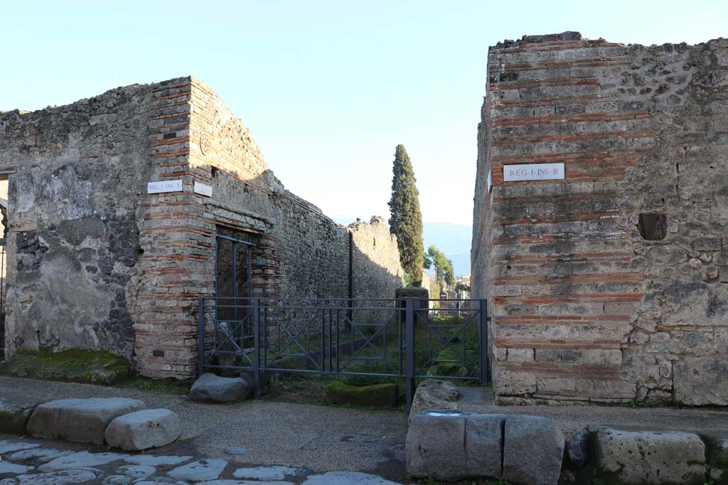 Vicolo del Citarista, December 2018. 
Looking south-east between I.10.9 and I.3.24, from Vicolo del Menandro. Photo courtesy of Aude Durand.