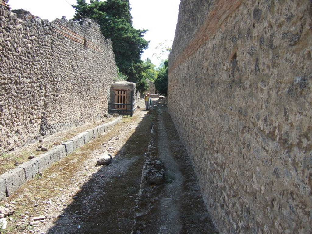 Vicolo del Citarista between I.10 and I.3. Looking south. September 2005.