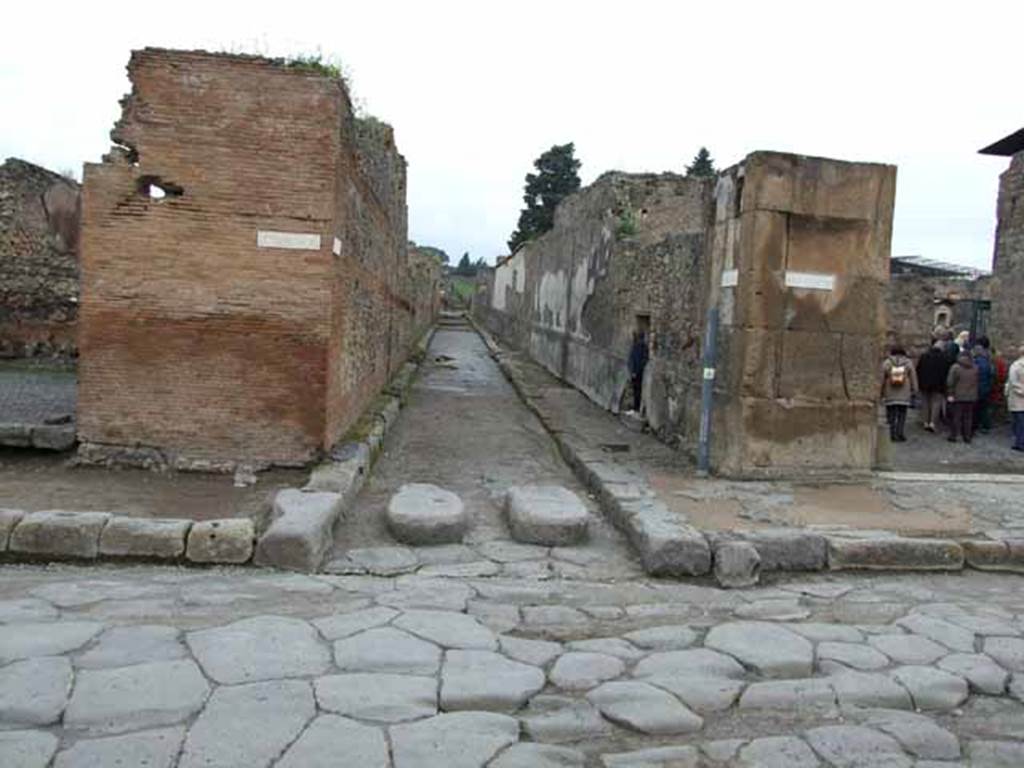 Vicolo del Fauno, between VI.10 and VI.12. May 2010. Junction on the north side of Via della Fortuna. 