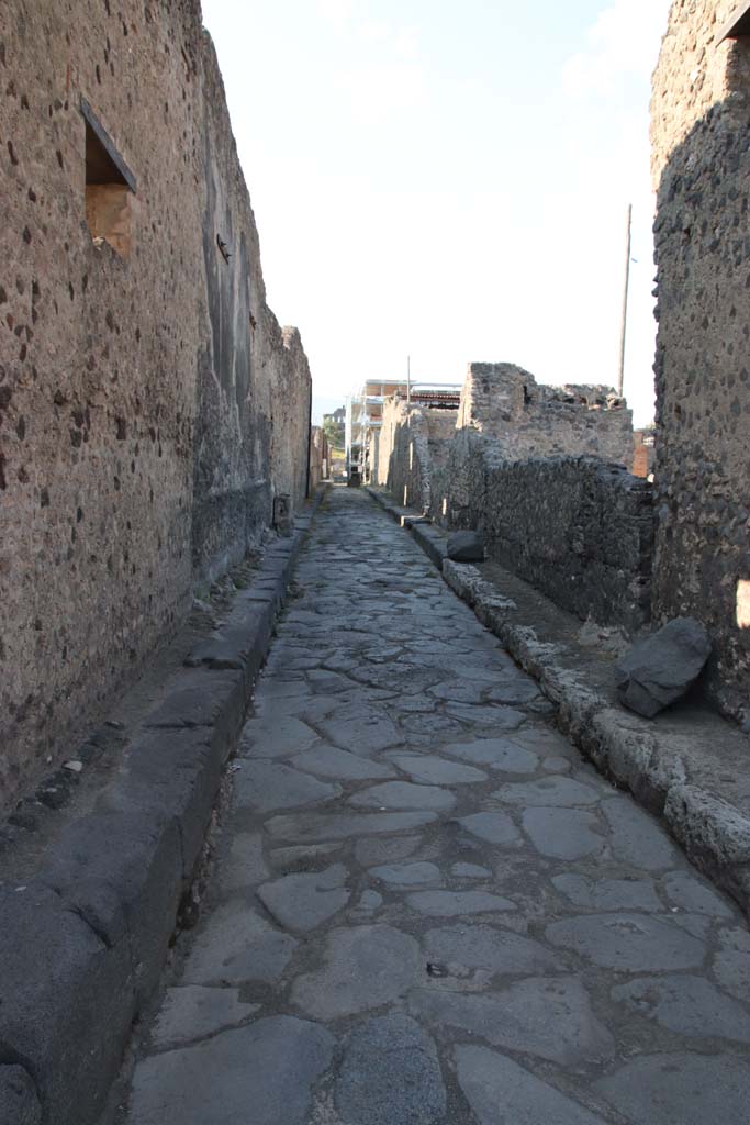 Vicolo del Labirinto, Pompeii. September 2021. 
Looking north between VI.12 and VI.13 from junction with Via della Fortuna. Photo courtesy of Klaus Heese.