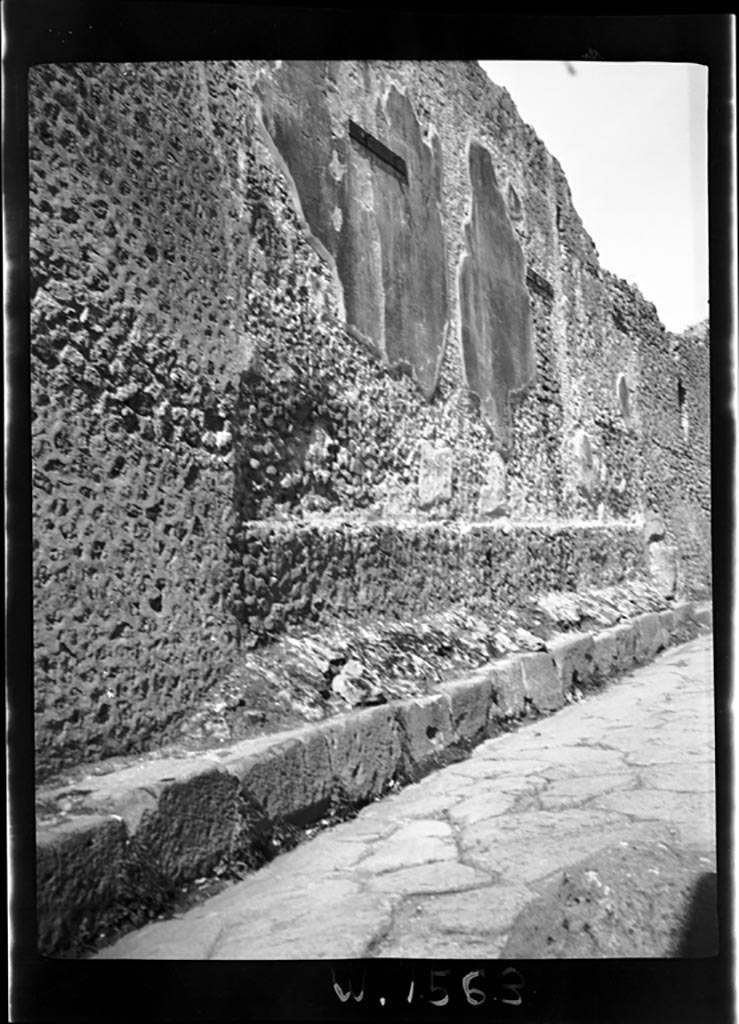 Vicolo del Labirinto, west side. W.1563. 
Looking north along side of VI.12 2/5 with deposit on pavement and remains of wall plaster.
Photo by Tatiana Warscher. Photo © Deutsches Archäologisches Institut, Abteilung Rom, Arkiv.