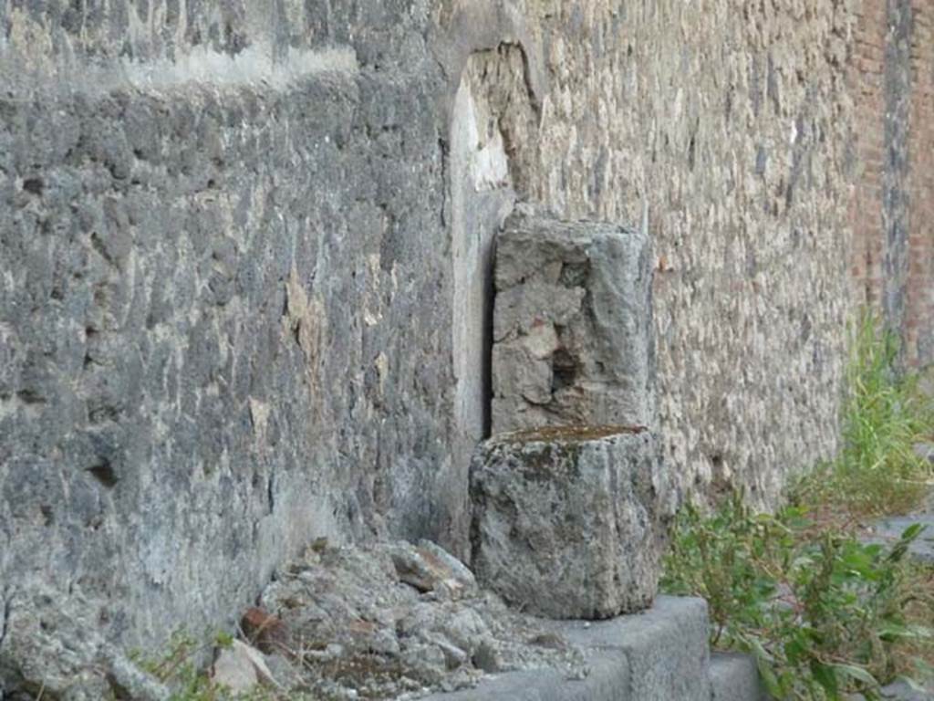 Vicolo del Labirinto, west side. September 2015. Stone altar of street shrine.
