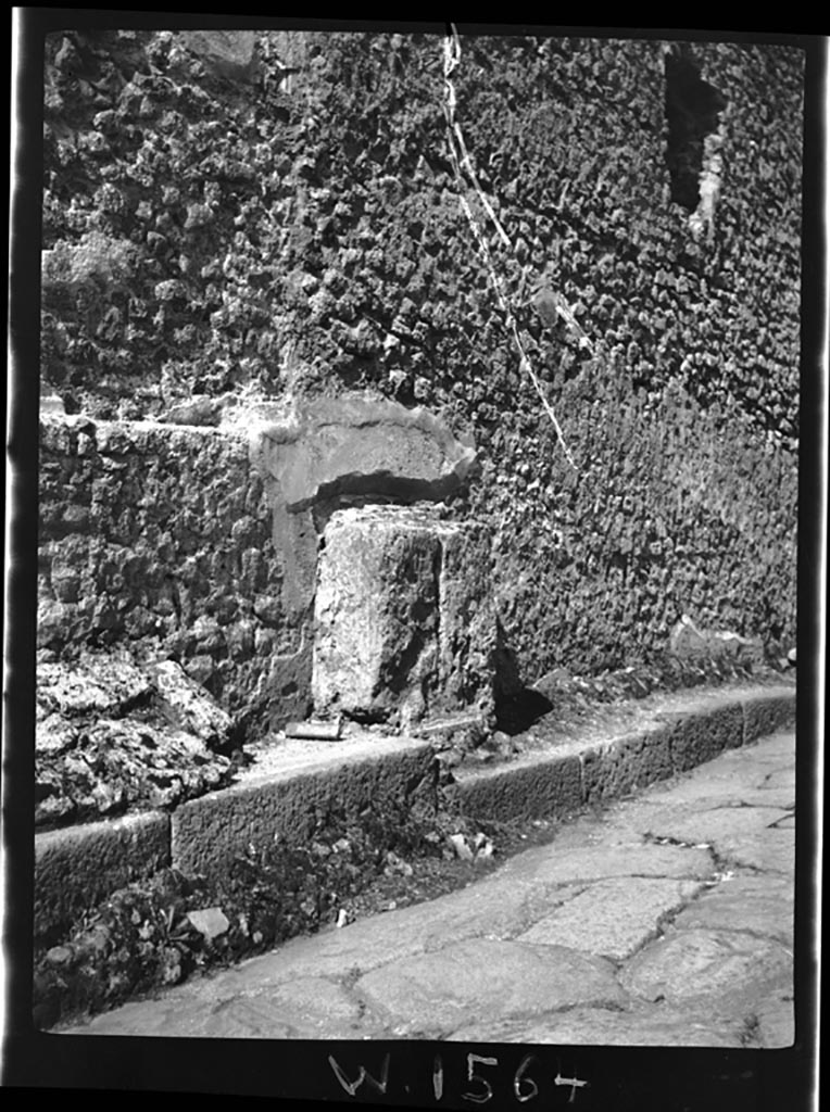 Vicolo del Labirinto, west side. W.1564. Street shrine on west side of vicolo.
Photo by Tatiana Warscher. Photo © Deutsches Archäologisches Institut, Abteilung Rom, Arkiv.