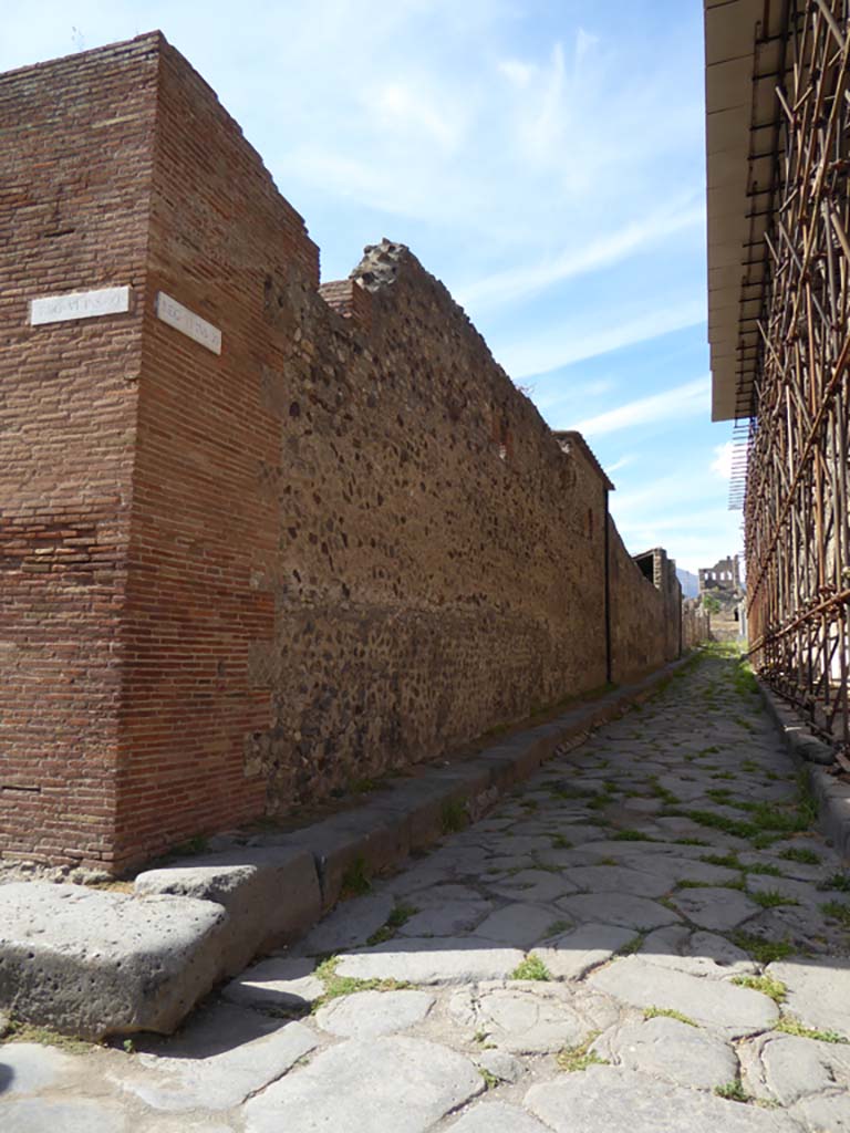 Vicolo del labirinto, Pompeii. September 2017. 
Looking north from junction with Vicolo di Mercurio, with VI.11.10, on left, and VI.15, on right.
Foto Annette Haug, ERC Grant 681269 DÉCOR