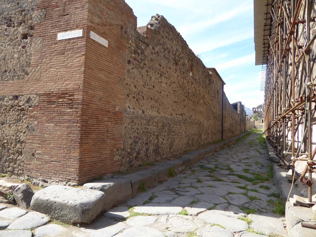 Vicolo del labirinto, Pompeii. September 2017. 
Looking north from junction with Vicolo di Mercurio, with VI.11.10, on left, and VI.15, on right.
Foto Annette Haug, ERC Grant 681269 DÉCOR