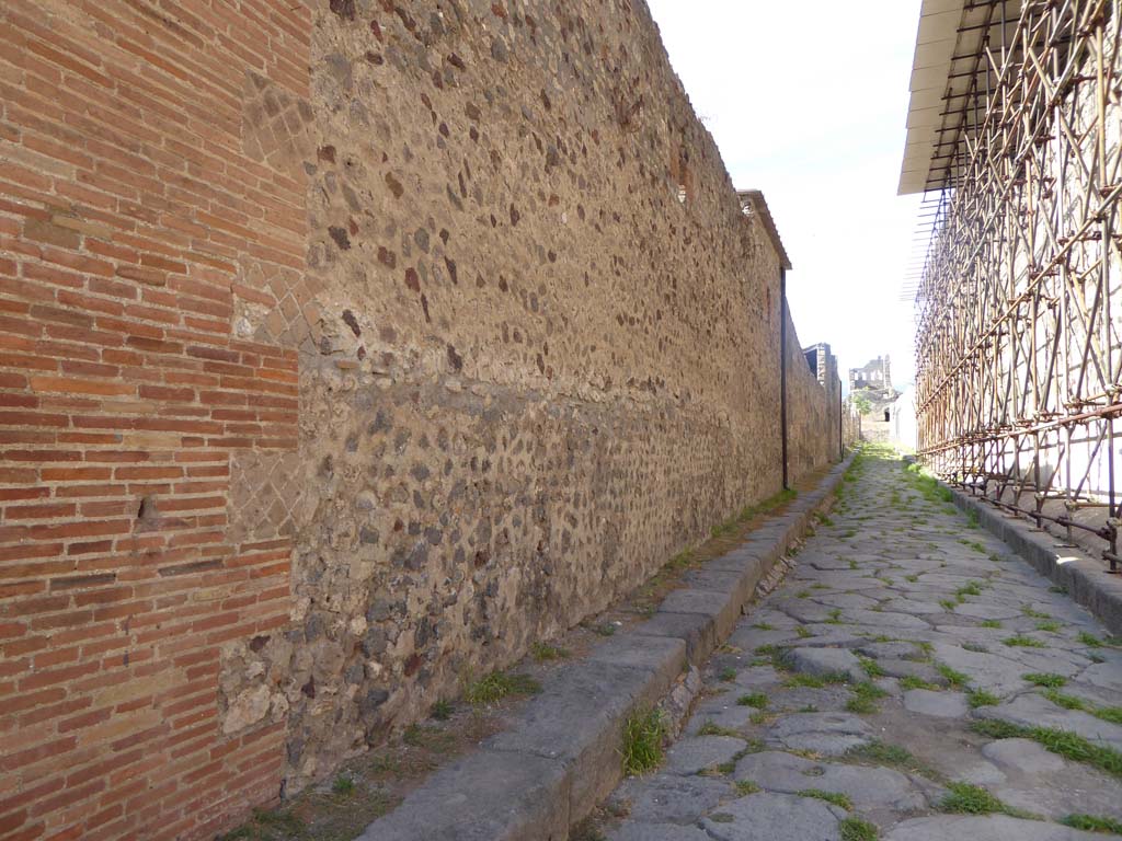 Vicolo del labirinto, Pompeii. September 2017. Looking north along east side of VI.11.10, on left, and VI.15, on right.
Foto Annette Haug, ERC Grant 681269 DÉCOR