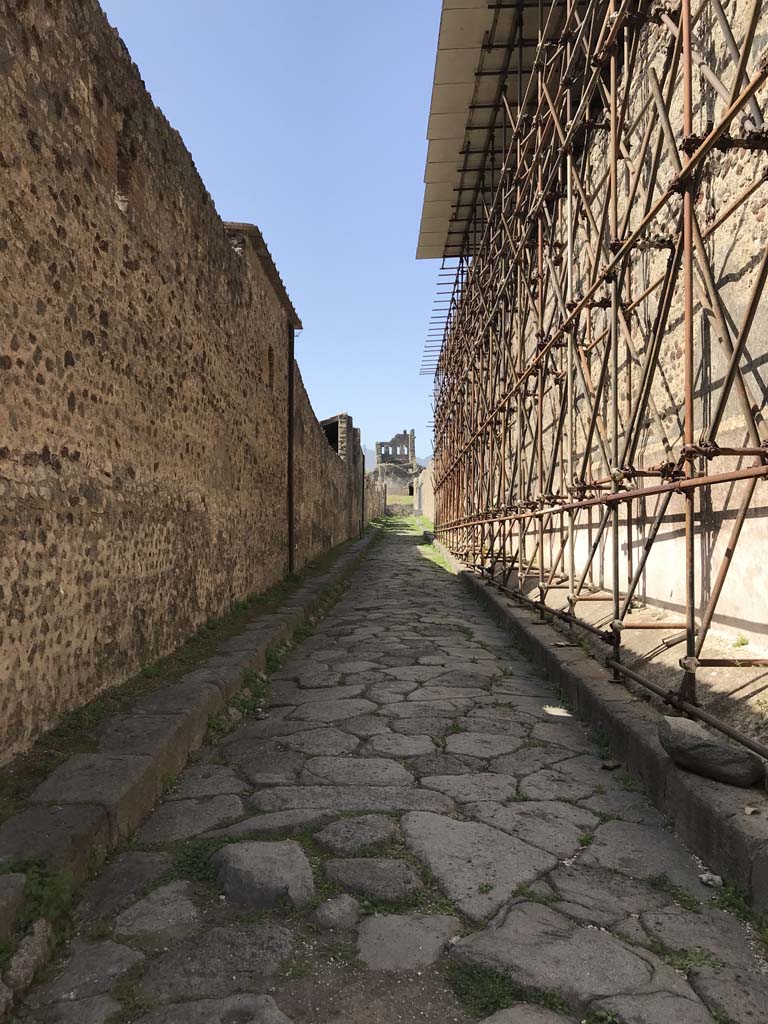 Vicolo del Labirinto, April 2019. Looking north between VI.11 and VI.15, from Vicolo di Mercurio.
Photo courtesy of Rick Bauer.