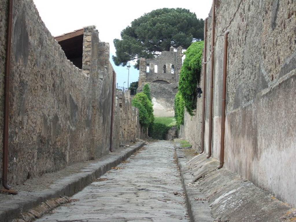 Vicolo del Labirinto between VI.11 and VI.15. Looking north from VI.11.10. May 2006.