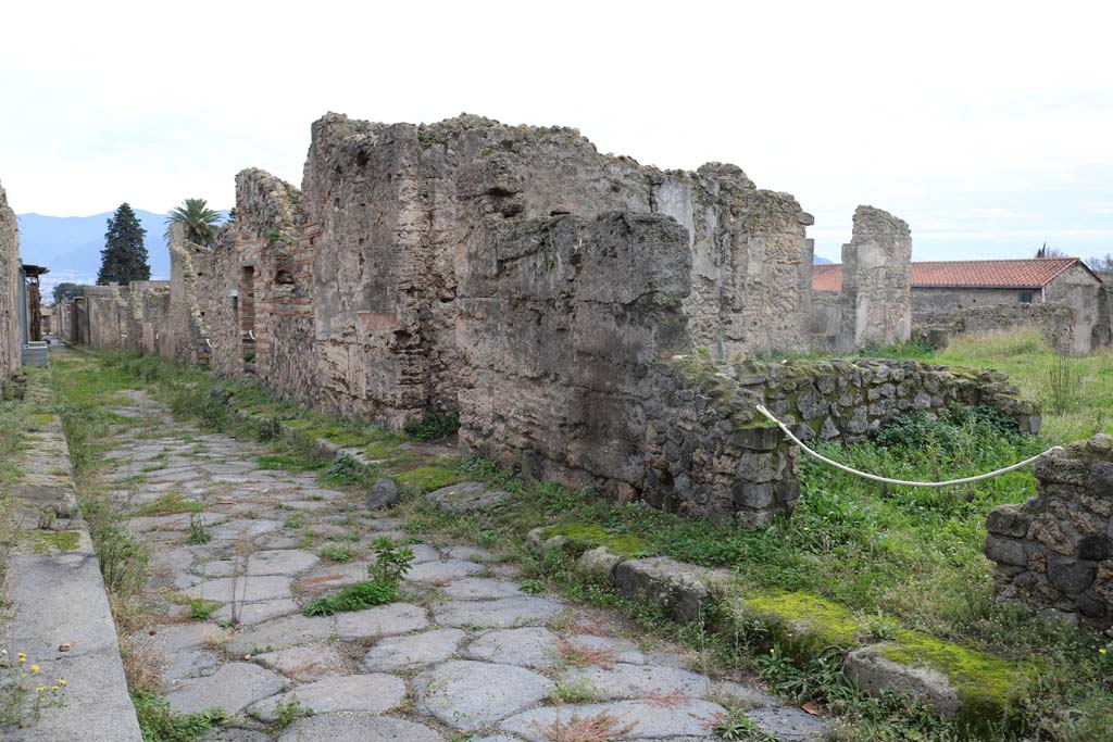 Vicolo del Labirinto, west side. December 2018. 
Looking south from VI.11.20, on right, towards VI.11.11. Photo courtesy of Aude Durand.