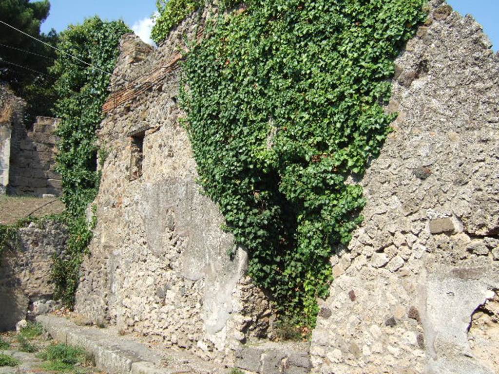 End of Vicolo del Labirinto, east side. September 2005. Looking north to VI.15.19.