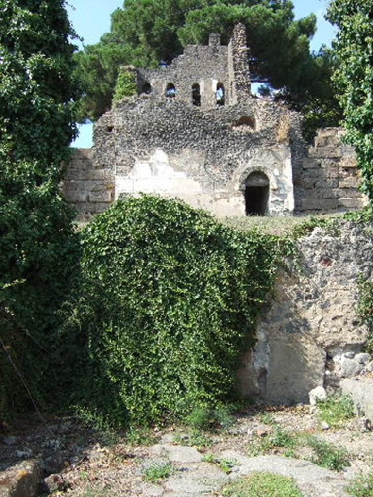 End of Vicolo del Labirinto between VI.11 and VI.15. Looking north to Tower X. September 2005.