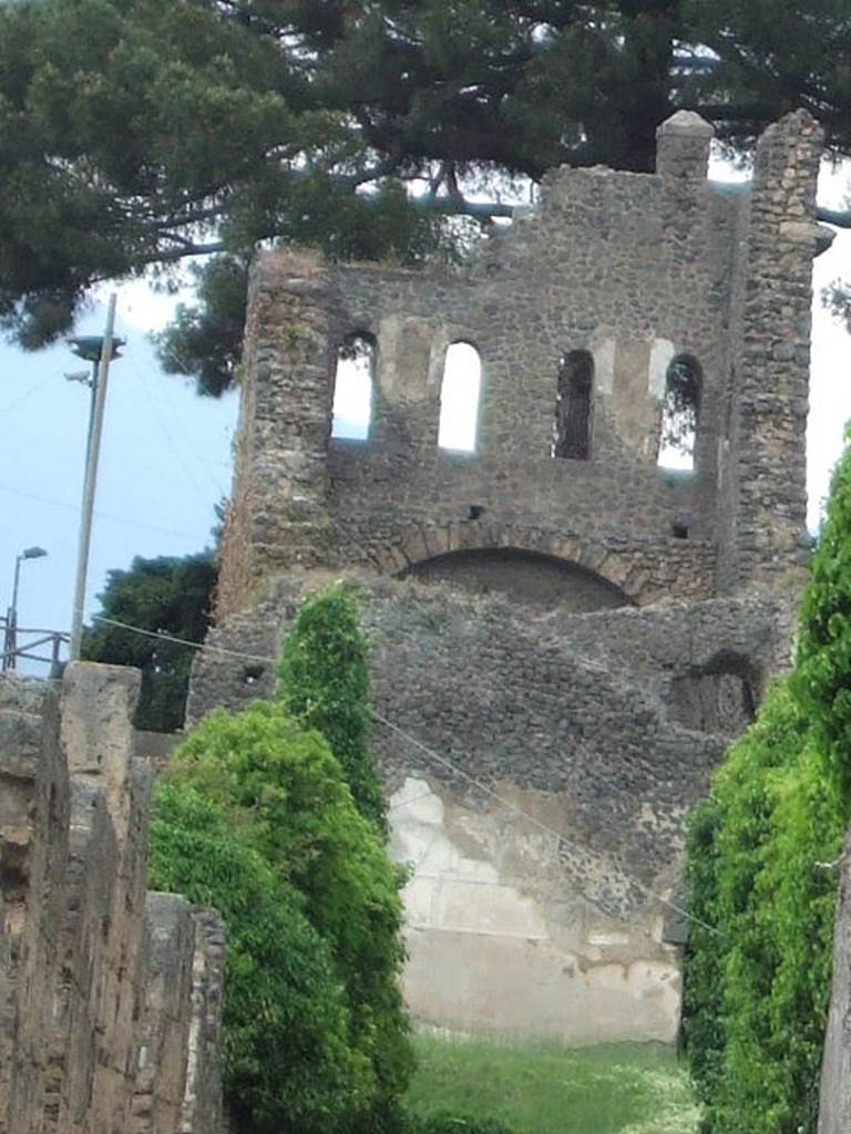 Vicolo del Labirinto between VI.11 and VI.15. Looking north to Tower X. May 2006.