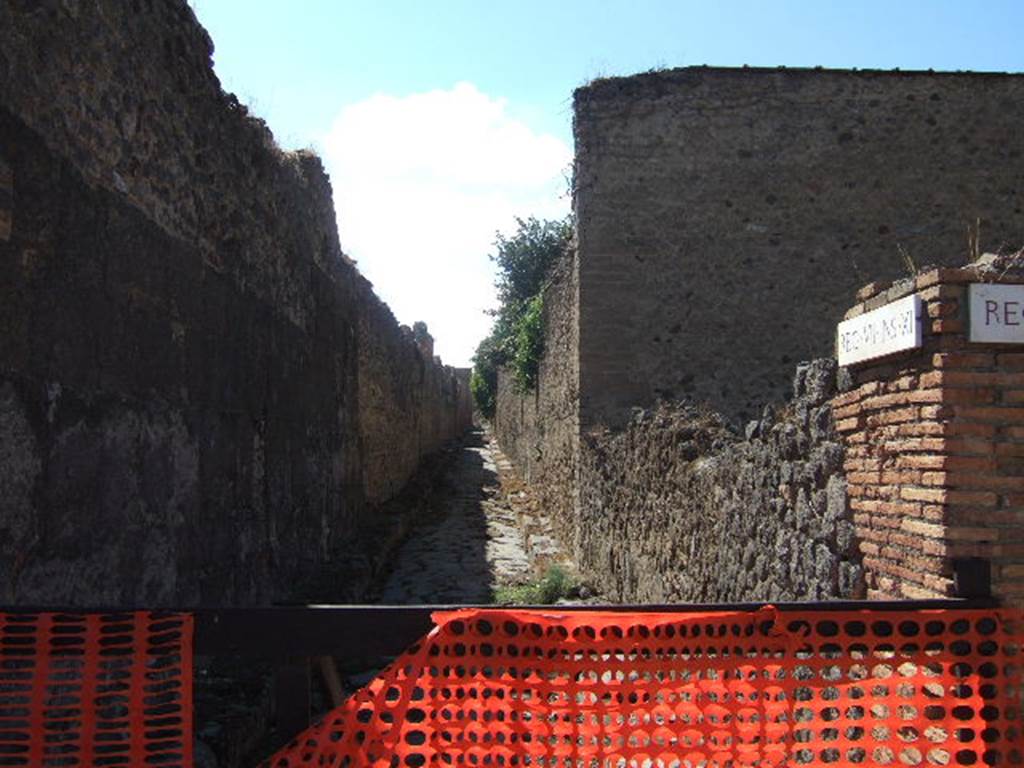 Vicolo degli Scheletri between VII.14 and VII.11. Looking west from Vicolo del Lupanare. September 2005.