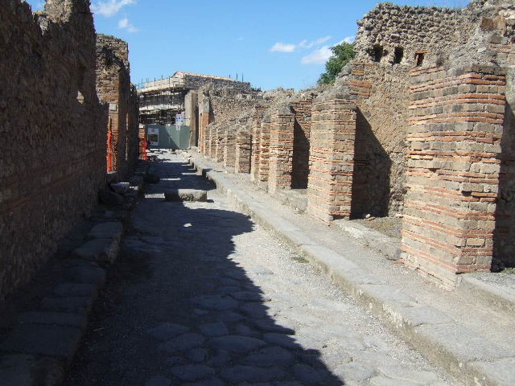 Vicolo del Lupanare between VII.14 and VII.1. Looking north to the junction with Vicolo degli Scheletri. September 2005.