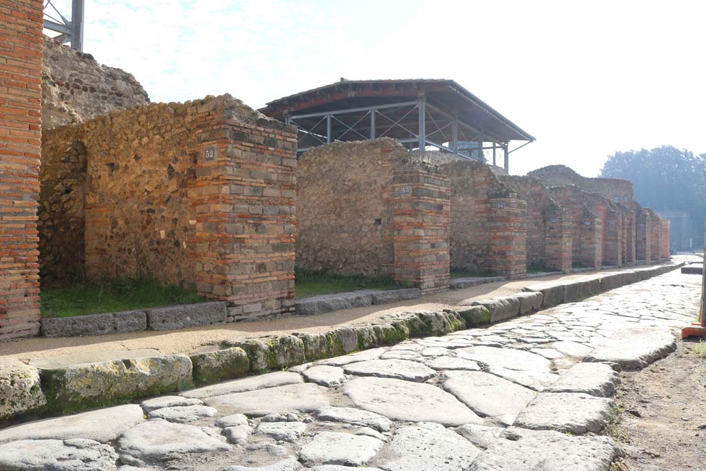 Vicolo del Lupanare, east side, Pompeii. December 2018. 
Looking south along east side towards junction with Via dell’Abbondanza, on right. Photo courtesy of Aude Durand.