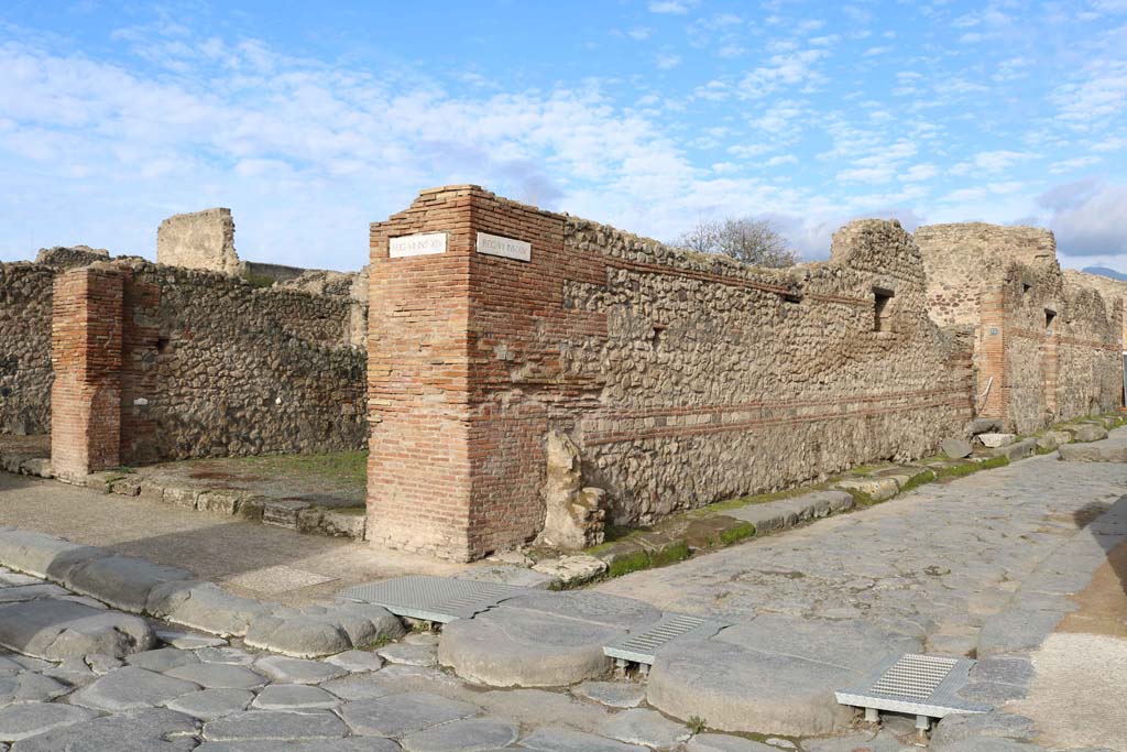 Vicolo del Lupanare, south end, Pompeii. December 2018. 
Looking north-west from junction with Via dell’Abbondanza, with street altar on west side. Photo courtesy of Aude Durand.