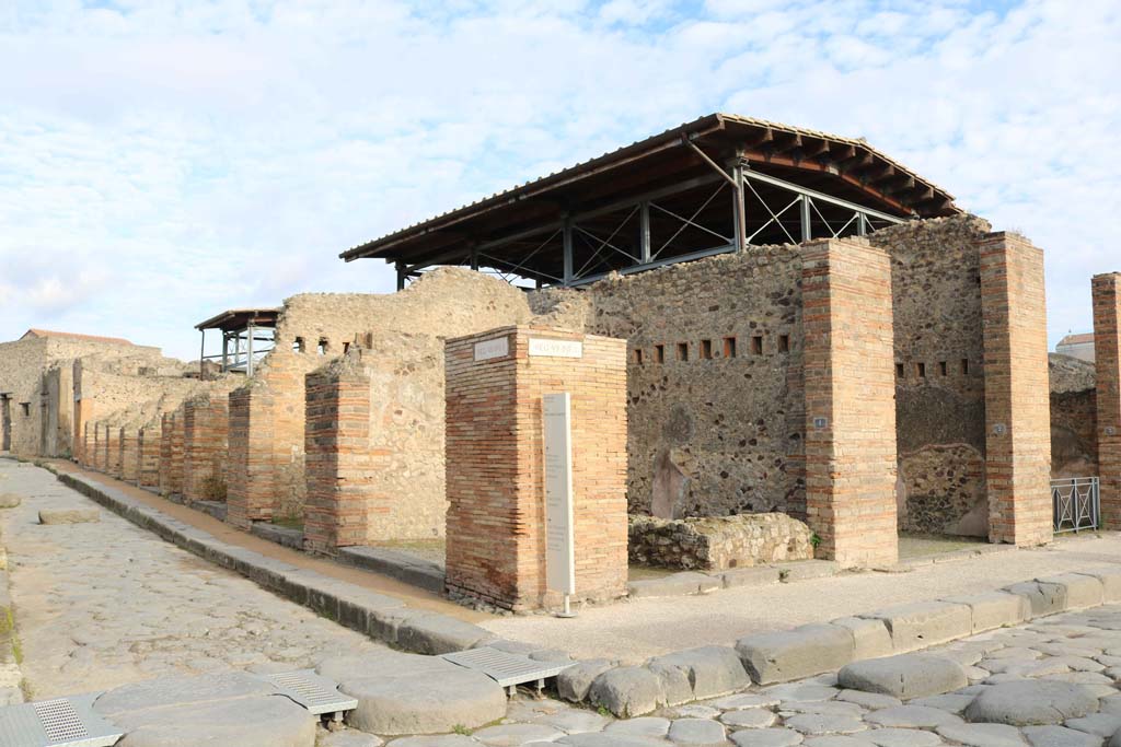 Vicolo del Lupanare, south end on east side, Pompeii. December 2018. 
Looking north-east from junction with Via dell’Abbondanza, towards VII.1.1/62, in centre. Photo courtesy of Aude Durand.