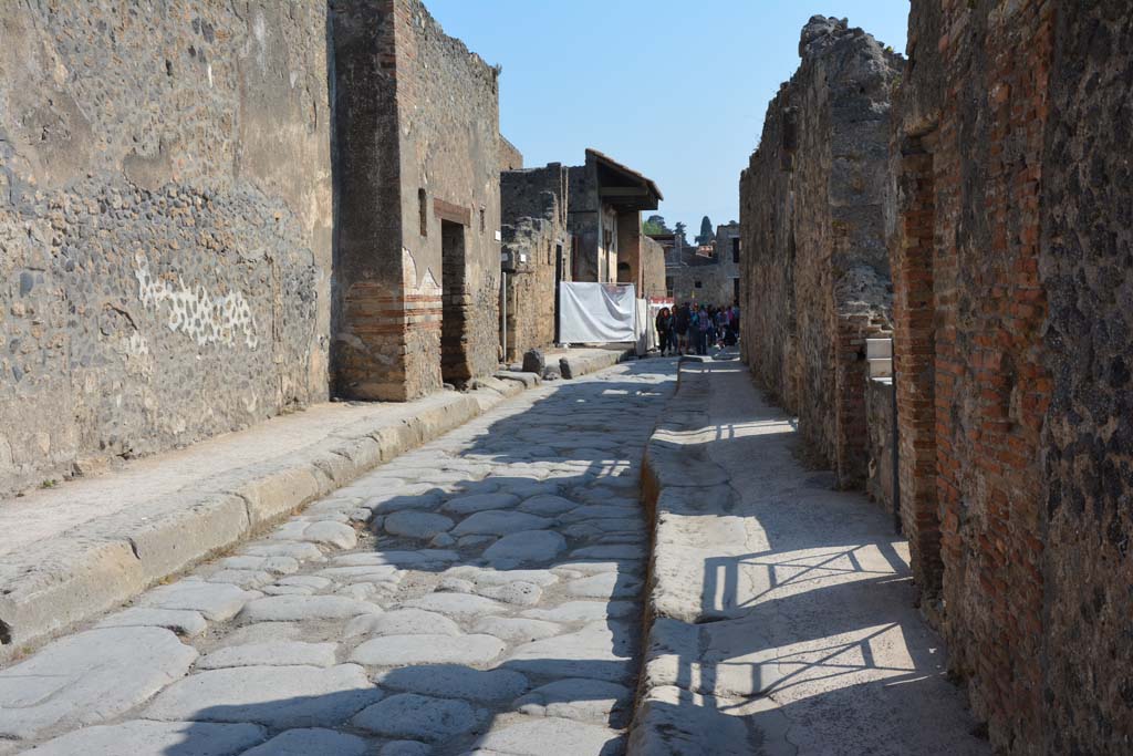 Vicolo del Menandro, April 2017. Looking east along north side, with I.4.28, on left and I.3.21 on right. 
Photo courtesy Adrian Hielscher.