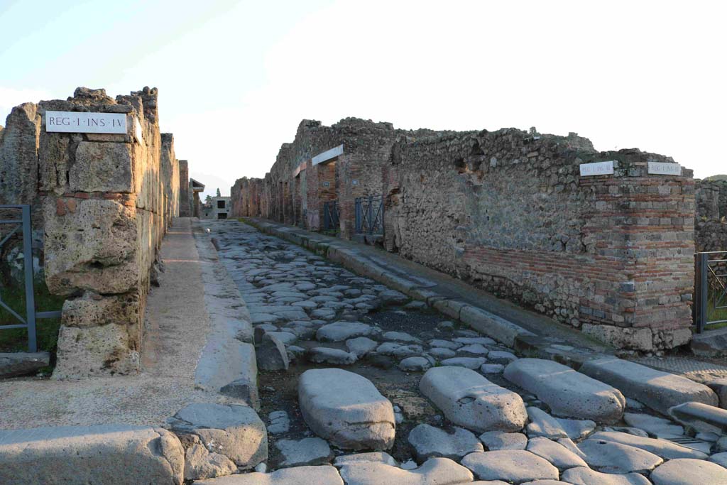 Vicolo del Menandro, south side, Pompeii. December 2018. 
Looking east along Vicolo, from crossroad junction with Via Stabiana. Photo courtesy of Aude Durand.