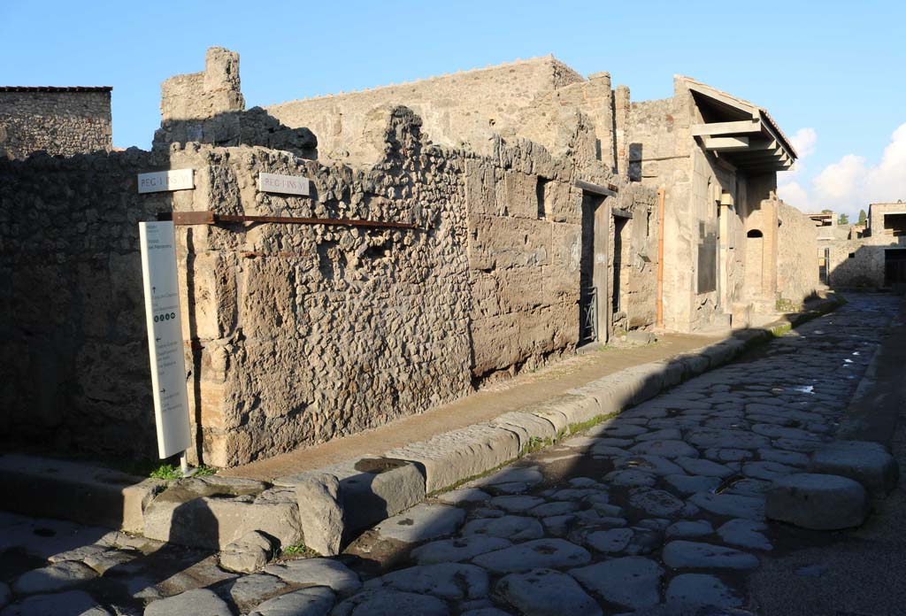 Vicolo del Menandro, north side, Pompeii. December 2018. 
Looking east from junction with Vicolo del Citarista, on left, towards I.6.13 – 1.6.16. Photo courtesy of Aude Durand.