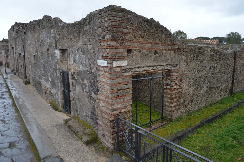 Vicolo del Menandro, south side, Pompeii. March 2018. 
Looking east from I.10.9 on corner junction with Vicolo del Citarista, on right. 
Foto Taylor Lauritsen, ERC Grant 681269 DÉCOR.