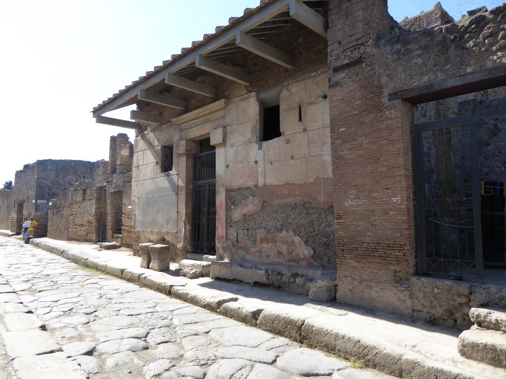 Vicolo del Menandro, north side, Pompeii. September 2018. Looking west from I.6.16, on right.          
Foto Annette Haug, ERC Grant 681269 DÉCOR