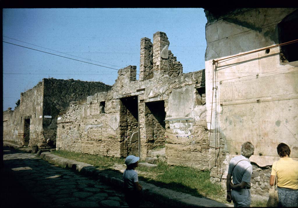 Vicolo del Menandro. North side. Looking west towards the junction with Vicolo del Citarista. 
Photographed 1970-79 by Günther Einhorn, picture courtesy of his son Ralf Einhorn.