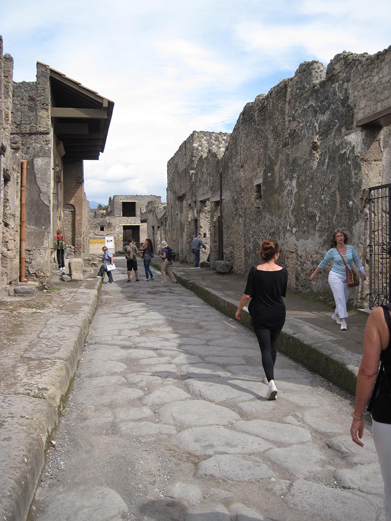 Pompeii. September 2010. 
Looking east along Vicolo del Menandro between I.6 and I.10, from corner with Vicolo del Citarista. 
Photo courtesy of Drew Baker.