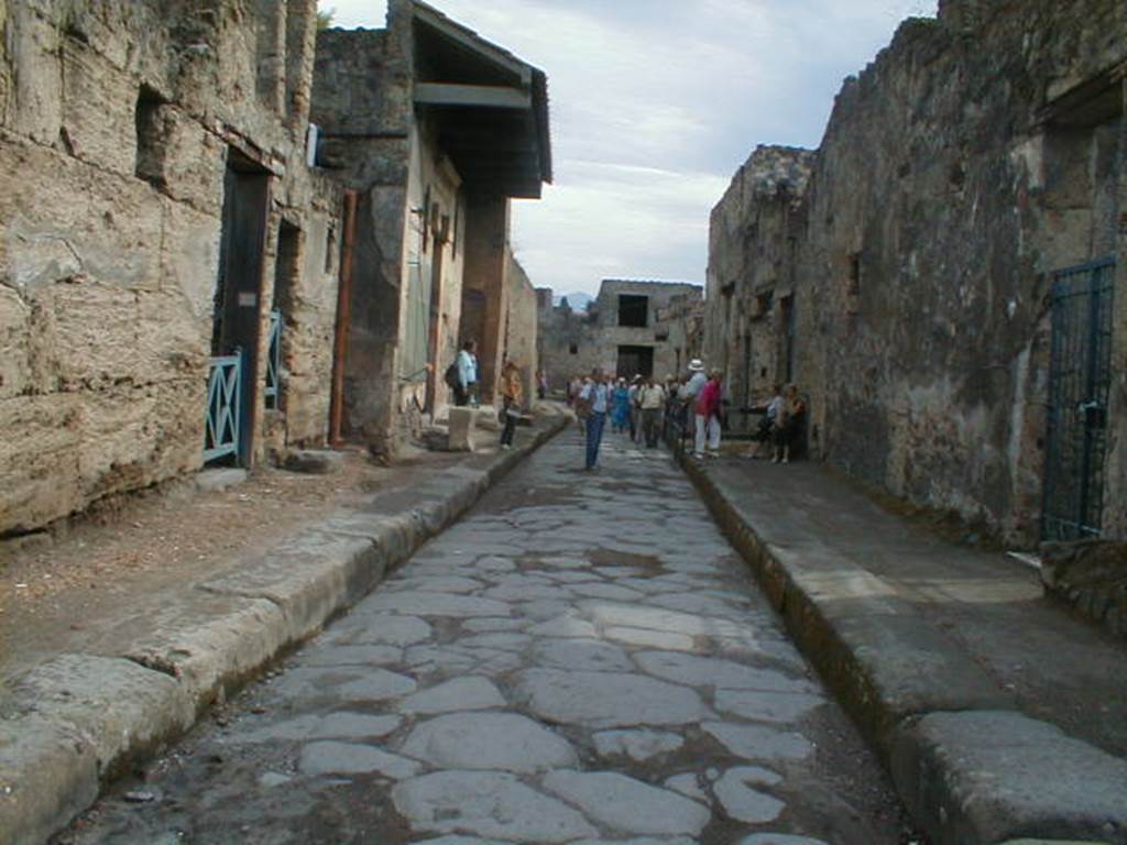 Vicolo del Menandro. Looking east from near I.10.8. September 2004.
