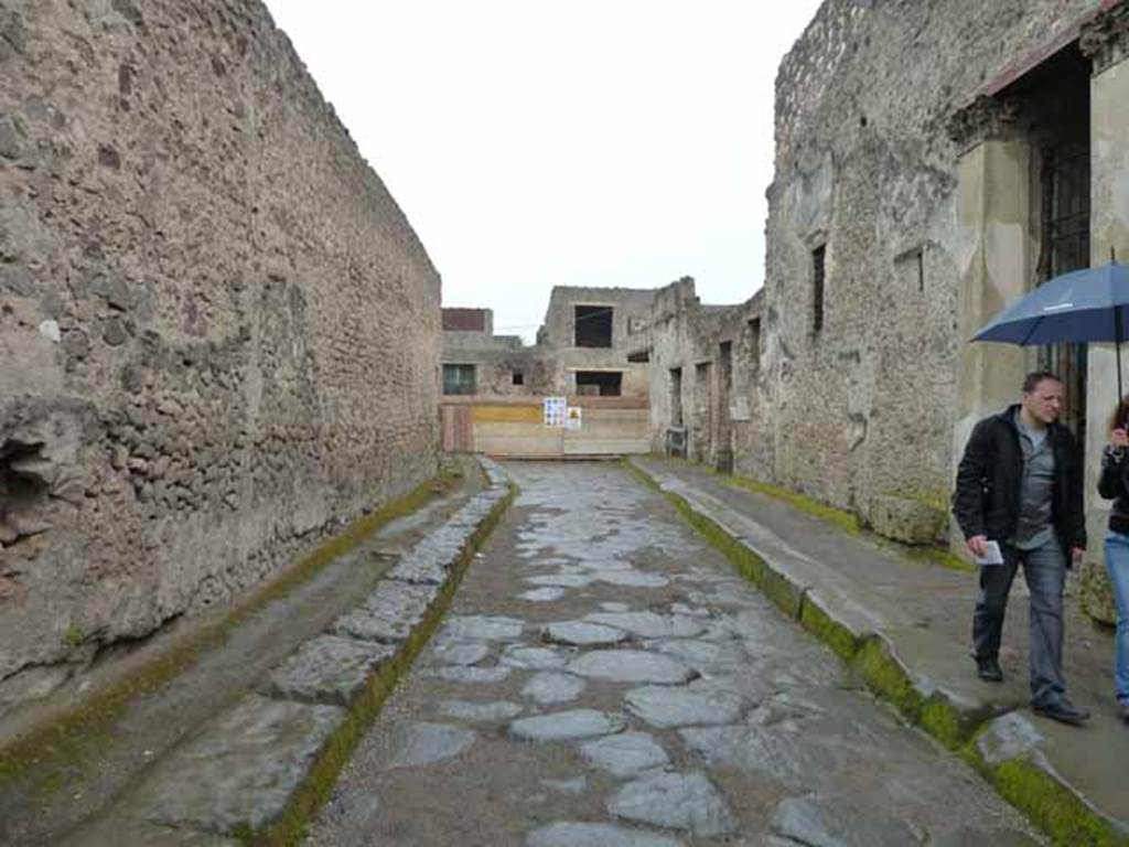 Vicolo del Menandro, May 2010. Looking east to end of Vicolo between I.6 and I.10, and junction with Vicolo di Paquius Proculus.