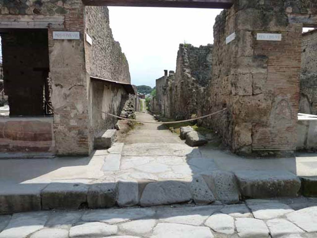 Via dell’Abbondanza. May 2010. Looking south along Vicolo dell’Efebo, between I.8 and I.7.