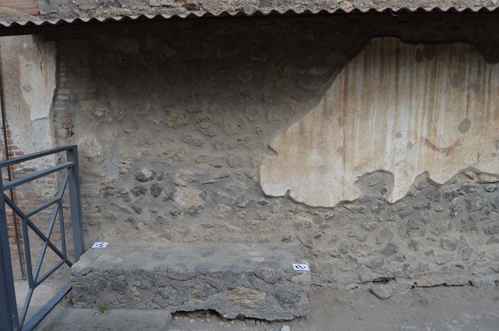 Vicolo dell'Efebo, Pompeii. October 2018. Looking east to bench.
Foto Taylor Lauritsen, ERC Grant 681269 DÉCOR.